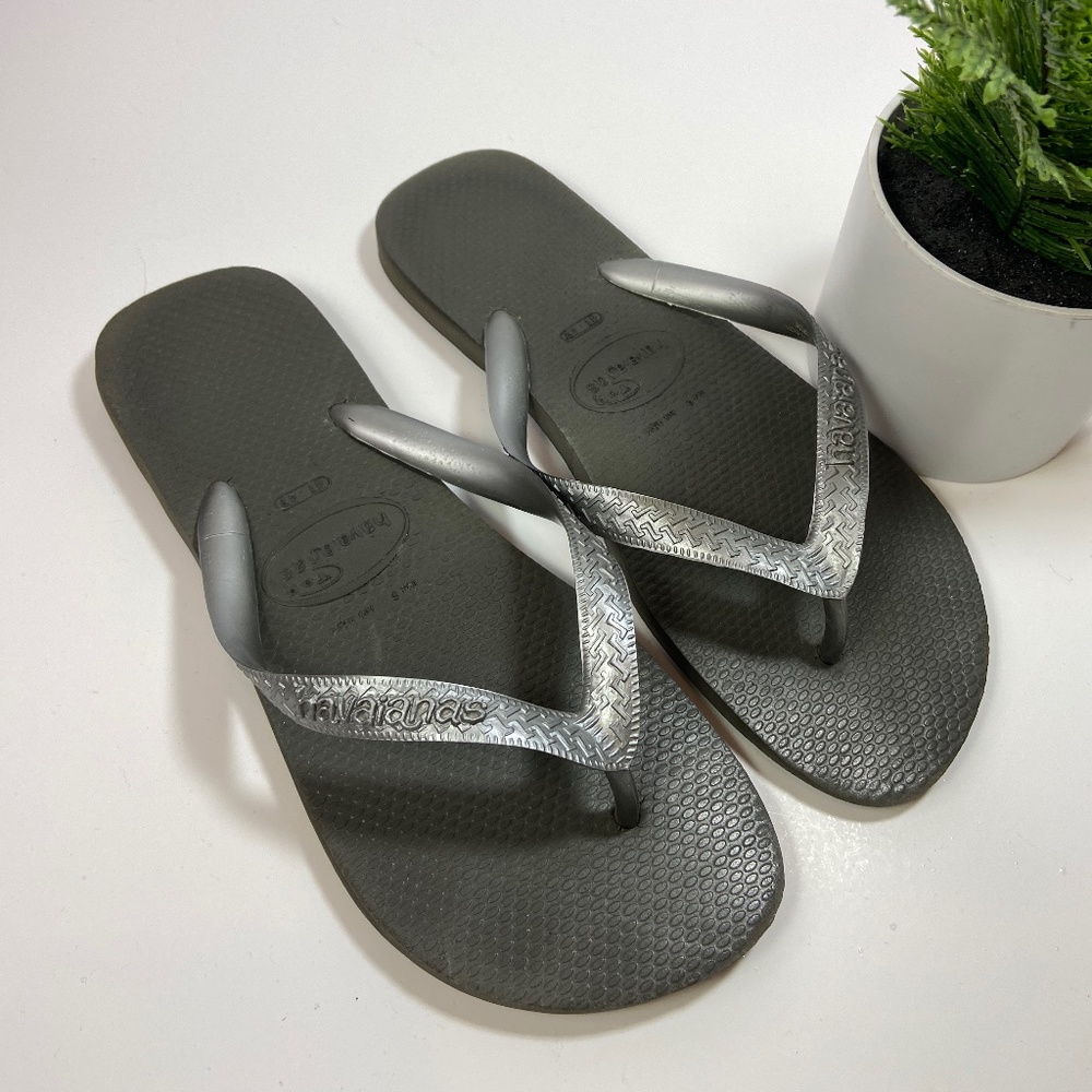 Silver Havaianas flip flops / slippers